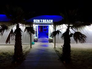 Boire un verre et danser  au Sun 7 Beach